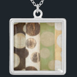Erdung von Tone-Holzpaneelen mit Kreisen Versilberte Kette<br><div class="desc">Dieses Gemälde wurde von Norman Wyatt, Jr. erschaffen und nach dem französischen Verfahren Giclee hergestellt, um Tintenpatronen auf eine Leinwand zu sprühen. Verlieren Sie sich in den konzentrischen Kreisen, der Verschmelzung von Erdtonfarben durch das Gemälde oder dem Holzpaneel-Aussehen des Stückes. Ein großartiger Kauf für jeden, der sich für moderne Kunst...</div>