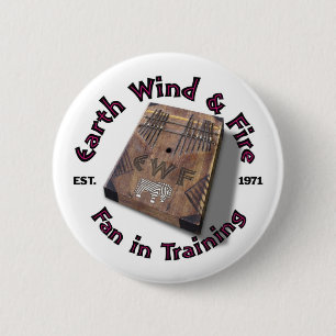 Erdwind-und -feuer-Fan bei der Ausbildung ringsum Button
