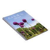 Erfahren Sie mehr über das Sky Lila Alliums Notebo Notizblock (Rechte Seite)