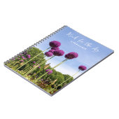 Erfahren Sie mehr über das Sky Lila Alliums Notebo Notizblock (Linke Seite)