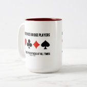 Erfahrene Bridge-Spieler tragen ihre Poker-Gesicht Zweifarbige Tasse (Vorderseite Links)