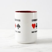 Erfahrene Bridge-Spieler tragen ihre Poker-Gesicht Zweifarbige Tasse (Mittel)