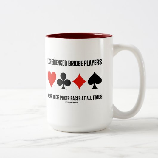 Erfahrene Bridge-Spieler tragen ihre Poker-Gesicht Zweifarbige Tasse (Rechts)