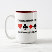 Erfahrene Bridge-Spieler tragen ihre Poker-Gesicht Zweifarbige Tasse (Links)