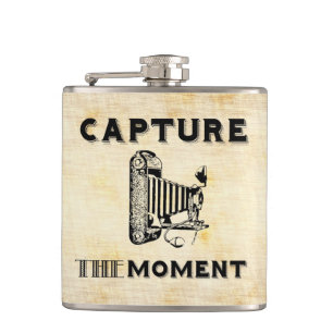Erfasse den Moment Vintage-Kamera Fotograf Flachmann