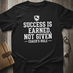 Erfolg wird verdient, nicht geschenkt — Coach-Rege T-Shirt