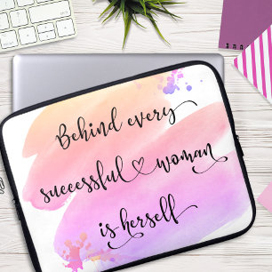 Erfolgreiche Frau, rosa Ombre Wasserfarbe Typograf Laptopschutzhülle