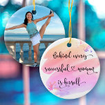 Erfolgreiche Frau, rosafarbenes Foto Keramik Ornament<br><div class="desc">"Hinter jeder erfolgreichen Frau steht sich selbst." Wer braucht also Prinz Charming? Machen Sie sich "fröhlich immer danach" und umarmen Sie "Girl Power", wenn Sie dieses stilvolle, farbenfrohe Foto der feministischen Keramik mit süsslich handgeschriebener Schrift Typografie aufhängen, die einen gelben, pfirsichfarbenen, rosa und lila ombre Aquarell und Ihr besonderes Foto...</div>