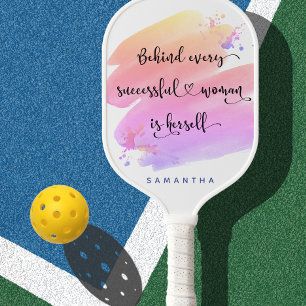 Erfolgreiche Frauen-Zitat Rosa Wasserfarbe Monogra Pickleball Schläger