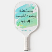 Erfolgreiches Zitat Blue Watercolor Monogram Pickleball Schläger (Vorderseite)