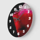 Erfrischender roter und rosa Cocktail Große Wanduhr (Winkel)