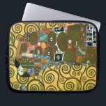 Erfüllung alias The Embrace von Gustav Klimt Laptopschutzhülle<br><div class="desc">Erfüllung (The Embrace) (1909) von Gustav Klimt. Eine Vintage Viktorianische Ära Symbolische Kunst Liebe und Romantik Porträtmalerei mit einem jungen Paar Umarmung. Die Stoclet Frieze ist eine Serie von drei Mosaiken, die für den Speisesaal des Palais Stoclet in Brussells in Auftrag gegeben werden. Über den Künstler: Gustav Klimt (1862-1918) war...</div>