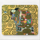 Erfüllung alias The Embrace von Gustav Klimt Mousepad<br><div class="desc">Erfüllung (The Embrace) (1909) von Gustav Klimt. Eine Vintage Viktorianische Ära Symbolische Kunst Liebe und Romantik Porträtmalerei mit einem jungen Paar Umarmung. Die Stoclet Frieze ist eine Serie von drei Mosaiken, die für den Speisesaal des Palais Stoclet in Brussells in Auftrag gegeben werden. Über den Künstler: Gustav Klimt (1862-1918) war...</div>
