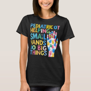 Ergotherapie für Kinder: Kleine Hände bei großen D T-Shirt