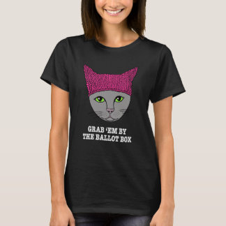 Ergreifen Sie sie durch die Wahlurne-Miezekatze T-Shirt