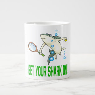 Erhalten Sie Ihren Haifisch an Jumbo-Tasse