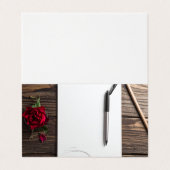 erhob Stift und Papier Visitenkarten (Außenseite Aufgefaltet)