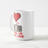 Erhöhe Deine Liebe, Retro-Pixel-Gaming-Design Kaffeetasse (Vorderseite Links)