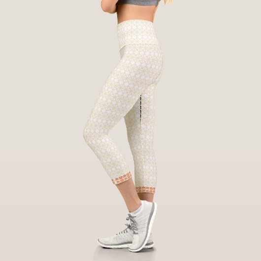 Erhöhen Sie Ihren Platz mit White and Gold Geometr Capri Leggings (Links)