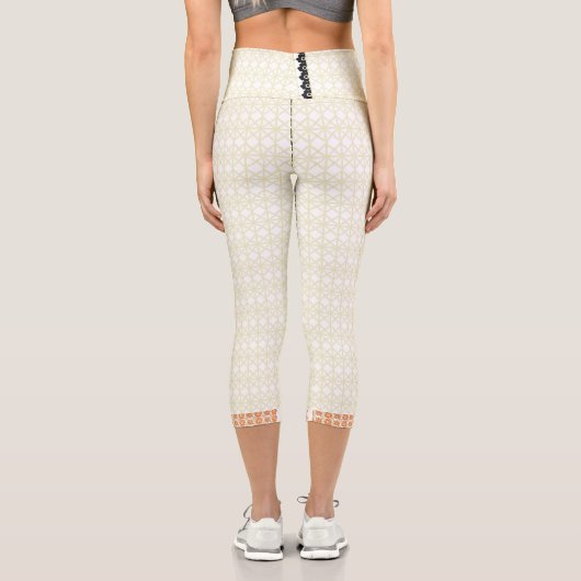 Erhöhen Sie Ihren Platz mit White and Gold Geometr Capri Leggings (Rückseite)