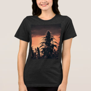 Erhöhen Sie Ihren Stil mit dem Cannabis Hill Silho Tri-Blend Shirt