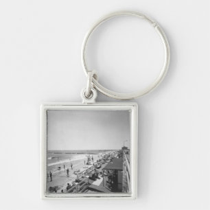 Erhöhte Ansicht der Promenade und des Strandes B& Schlüsselanhänger
