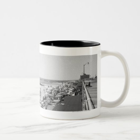Erhöhte Ansicht der Promenade und des Strandes B&W Zweifarbige Tasse (Rechts)
