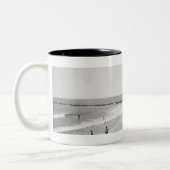 Erhöhte Ansicht der Promenade und des Strandes B&W Zweifarbige Tasse (Links)