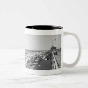 Erhöhte Ansicht der Promenade und des Strandes B& Zweifarbige Tasse