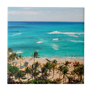 Erhöhte Ansicht der Waikiki-Strandszene, Honolulu  Fliese