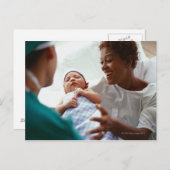 erhöhte nah-up-Ansicht eines Arztes, der eine neue Postkarte (Vorne/Hinten)