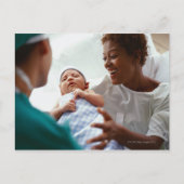 erhöhte nah-up-Ansicht eines Arztes, der eine neue Postkarte (Vorderseite)