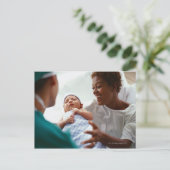 erhöhte nah-up-Ansicht eines Arztes, der eine neue Postkarte (Stehend Vorderseite)