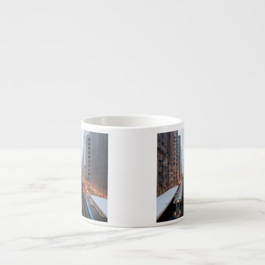 Erhöhte Schiene in im Stadtzentrum gelegenem Espressotasse (Vorderseite)