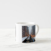 Erhöhte Schiene in im Stadtzentrum gelegenem Espressotasse (Vorderseite Rechts)