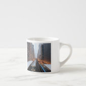 Erhöhte Schiene in im Stadtzentrum gelegenem Espressotasse (Rechts)