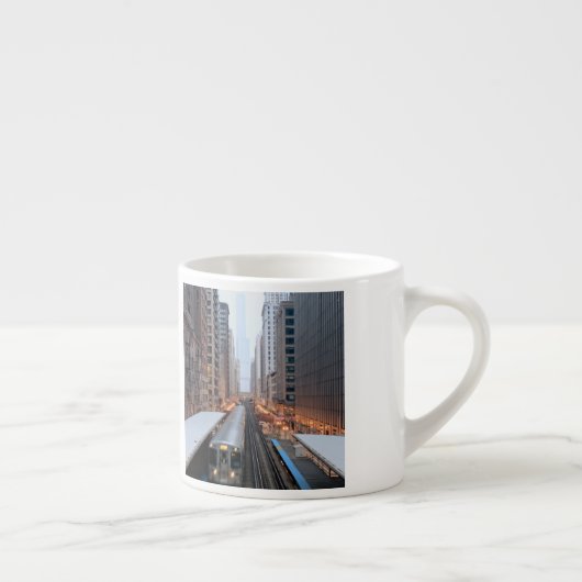 Erhöhte Schiene in im Stadtzentrum gelegenem Espressotasse (Rechts)