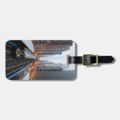 Erhöhte Schiene in im Stadtzentrum gelegenem Gepäckanhänger (Vorderseite horizontal)