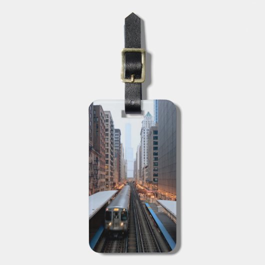 Erhöhte Schiene in im Stadtzentrum gelegenem Gepäckanhänger (Vorderseite vertikal)