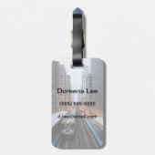 Erhöhte Schiene in im Stadtzentrum gelegenem Gepäckanhänger (Rückseite vertikal)