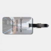 Erhöhte Schiene in im Stadtzentrum gelegenem Gepäckanhänger (Rückseite horizontal)