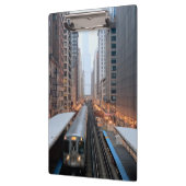 Erhöhte Schiene in im Stadtzentrum gelegenem Klemmbrett (Links)