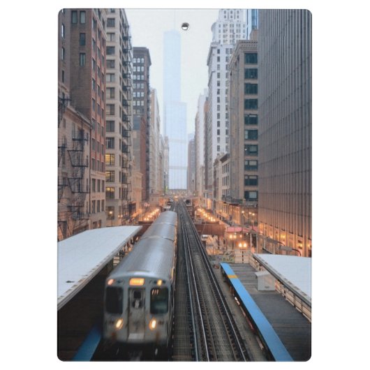 Erhöhte Schiene in im Stadtzentrum gelegenem Klemmbrett (Rückseite)