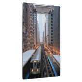 Erhöhte Schiene in im Stadtzentrum gelegenem Klemmbrett (Rechts)