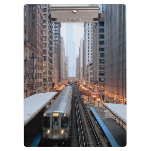 Erhöhte Schiene in im Stadtzentrum gelegenem Klemmbrett (Vorderseite)