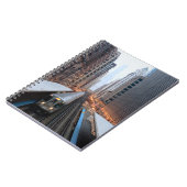 Erhöhte Schiene in im Stadtzentrum gelegenem Notizblock (Linke Seite)