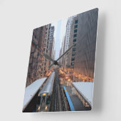 Erhöhte Schiene in im Stadtzentrum gelegenem Quadratische Wanduhr (Winkel)