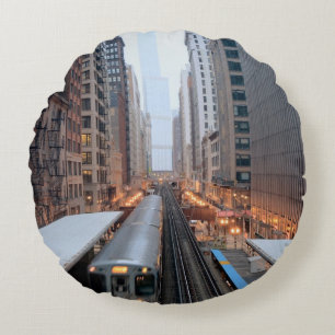 Erhöhte Schiene in im Stadtzentrum gelegenem Rundes Kissen