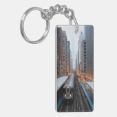 Erhöhte Schiene in im Stadtzentrum gelegenem Schlüsselanhänger (Vorderseite links)