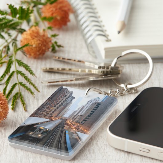 Erhöhte Schiene in im Stadtzentrum gelegenem Schlüsselanhänger (Vorderseite rechts)